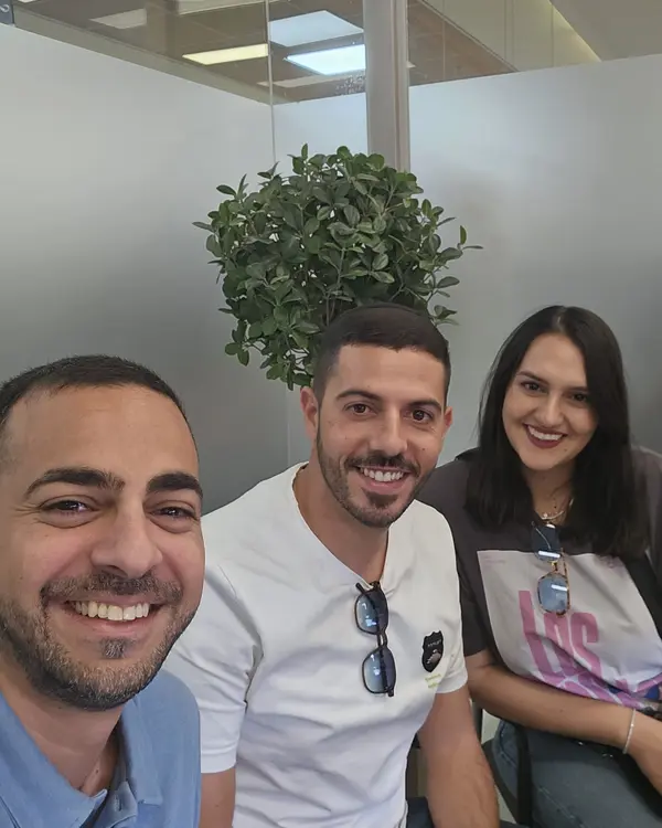 סלפי של גלעד עם לקוחות בבנק