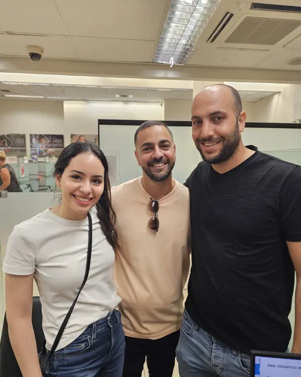גלעד עם לקוחות בסניף הבנק