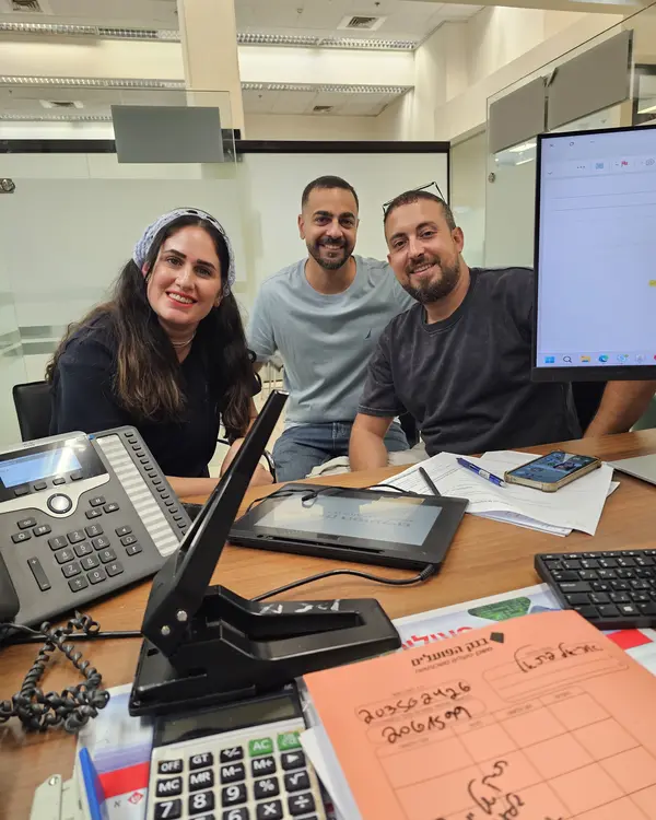גלעד עם לקוחות ביום החתימה