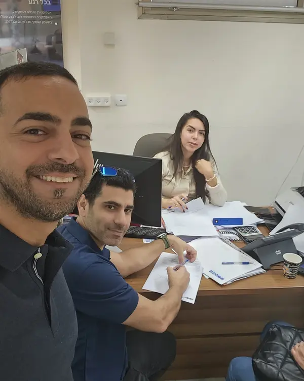 גלעד עם לקוח בסניף