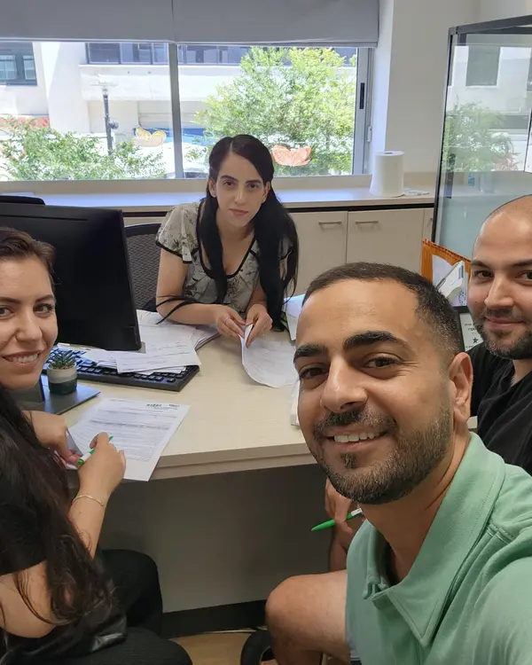 גלעד עם לקוחות בחתימה